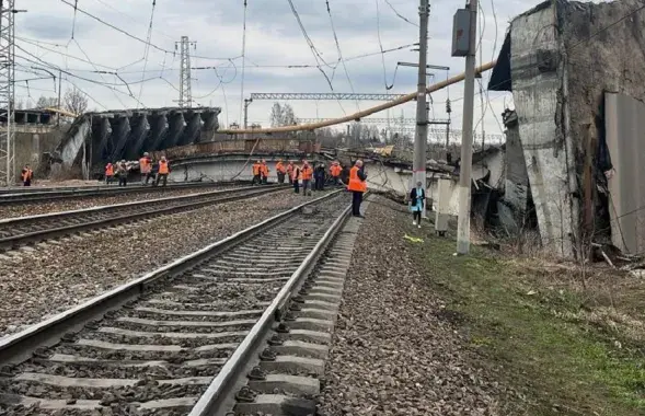 На месте происшествия нужно разбирать завалы

