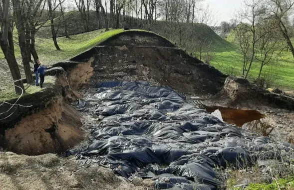 Так выглядае ў красавіку 2024-га раскапаны летась вал на гарадзішчы на Менцы

