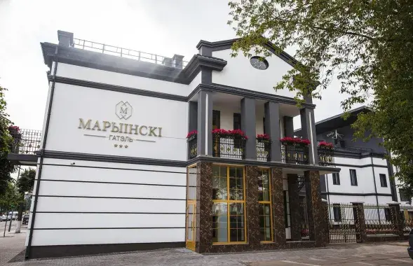 Возле отеля "Мариинский" прорвало трубопровод
