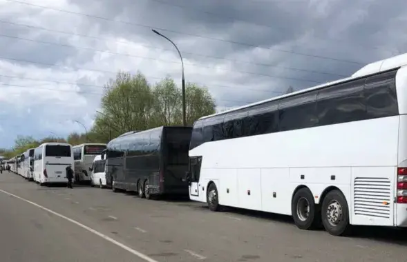 Чарга з аўтобусаў на беларуска-польскай мяжы
