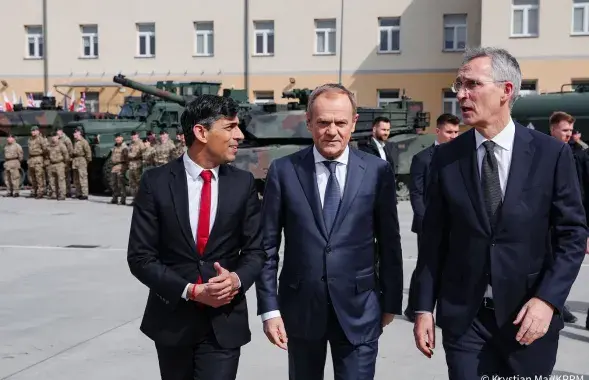 Дональд Туск з прэм'ерам Вялікабрытаніі і генеральным сакратаром NATO
