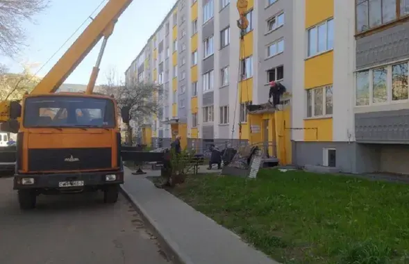 Специалисты обследуют козырьки других семи подъездов дома
