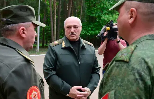 Аляксандр Лукашэнка з вайскоўцамі, ілюстрацыйнае фота
