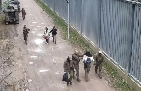 Мігрантка нарадзіла дзіця на мяжы

