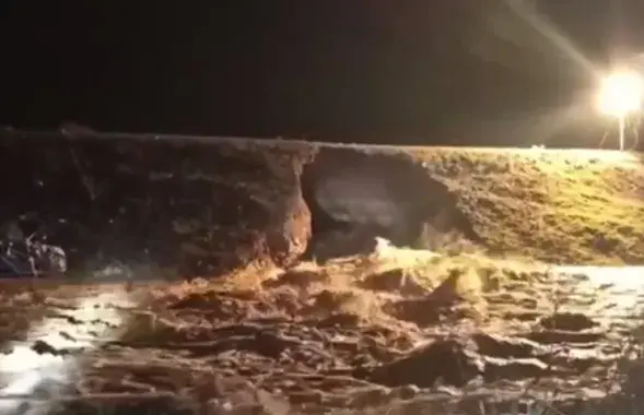 В Орске прорвало дамбу
