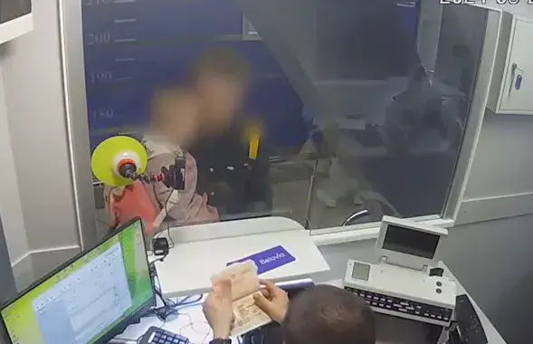 На пашпартным кантролі
