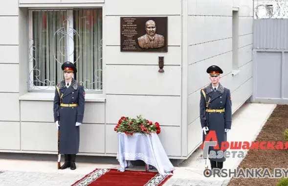 Мемориальная доска на здании оршанской милиции
