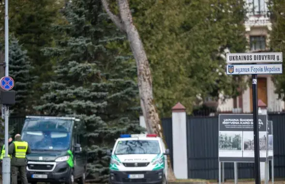 Возле российского посольства в Вильнюсе
