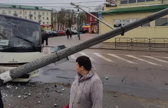 Аўтобус збіў слуп
