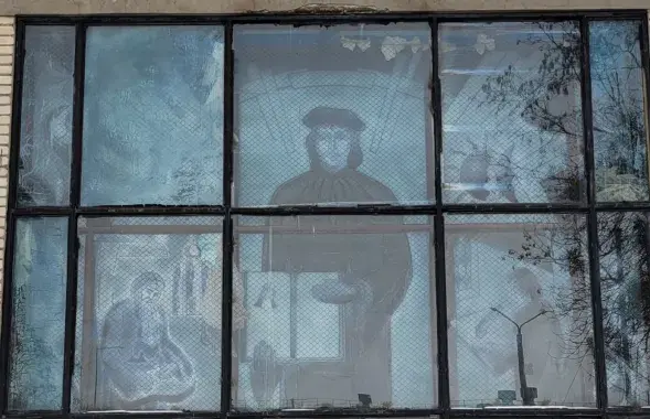 This is how the stained glass window looked in the school in Salihorsk / facebook.com/monumentalartby

