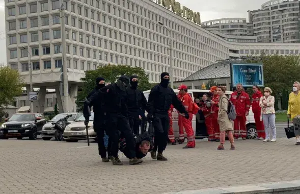 Задержание протестующего в Минске в 2020-м
