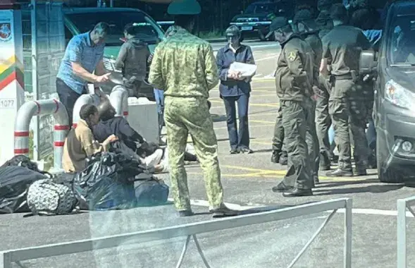 Яны стаялі і сядзелі на праезнай частцы ў пункце пропуску
