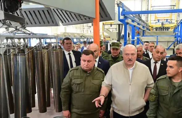 Аляксандр Лукашэнка правярае вытворчасць для ВПК
