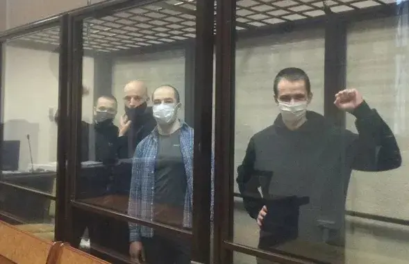 Група анарха-партызанаў на судзе

