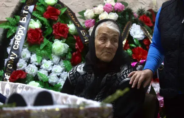 Елена Мироновна Ашурок на прощании с сыном
