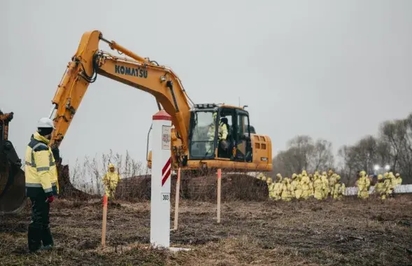 Латвійскія вайскоўцы капаюць равы на мяжы, ілюстрацыйнае фота
