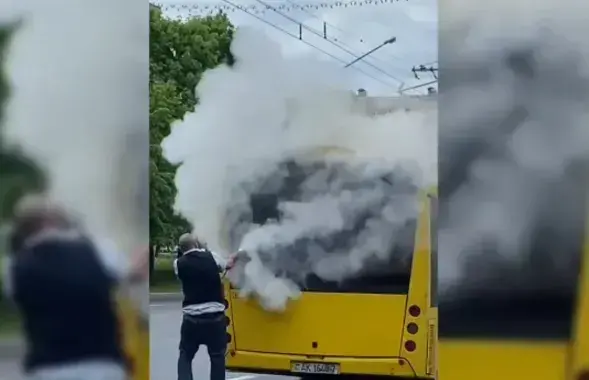 Гарыць аўтобус МАЗ
