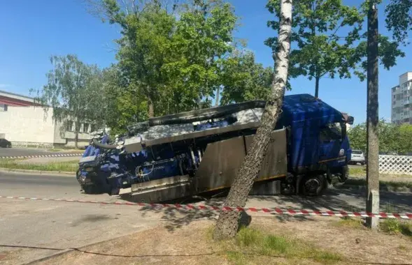 Автомобиль водоканала провалился под асфальт
