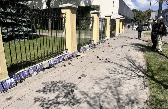 Каля амбасады Беларусі апаганены мэмарыял ахвярам беларускага рэжыму
