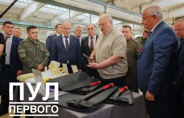 Лукашенко показали топоры
