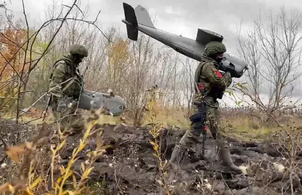 Расійскія вайскоўцы з беспілотнікам
