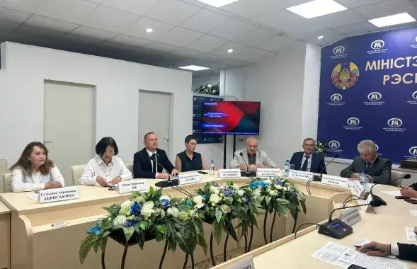 Александр Румак (справа) на пресс-конференции
