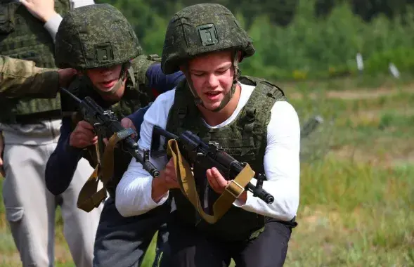 Школьнікаў адправілі ў атаку на "варожыя акопы"
