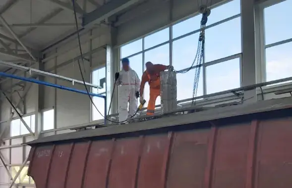 Мытнікі выкарысталі спецыяльныя касцюмы, у якіх капалі цэмент
