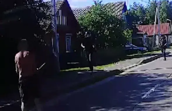 Мужчына з нажом кідаўся на людзей у Буда-Кашалёве
