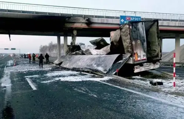 Фура пашкодзіла мост
