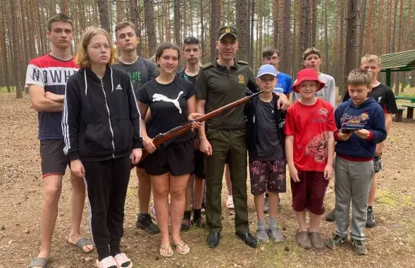 Афіцэр прывёз макеты трохлінейнай вінтоўкі Мосіна і рэвальвера сістэмы Нагана
