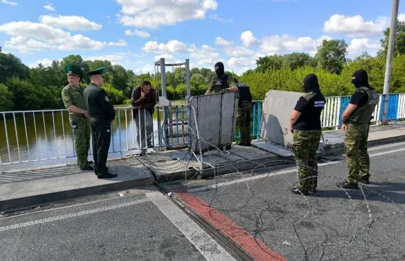 Дзмітрый Смактуновіч на мосце паміж Польшча і Беларуссю
