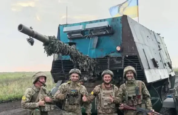 Украинские военные возле захваченного танка
