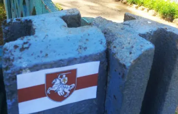 Бело-красно-белая символика
