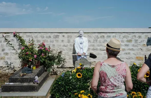 Alexei Kuzmich during a performance near Van Gogh's grave
