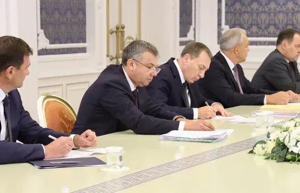 Раман Галоўчанка (справа) спяшаецца
