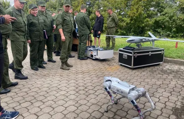 Робот-собака и командиры минской теробороны
