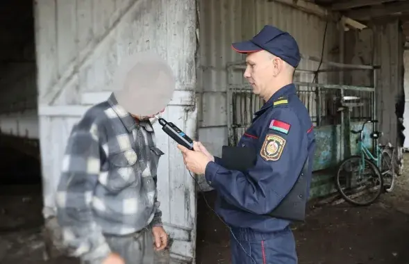 Проверка на ферме: животновод и милиционер
