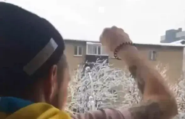 Крикнул с балкона "Лукашенко в автозак!" и "Жыве Беларусь!"
