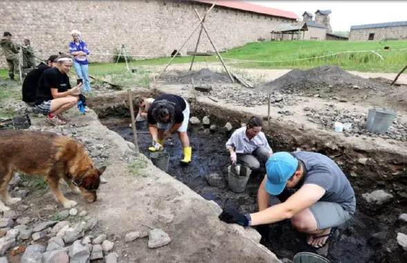 Раскопкі ў Крэўскім замку
