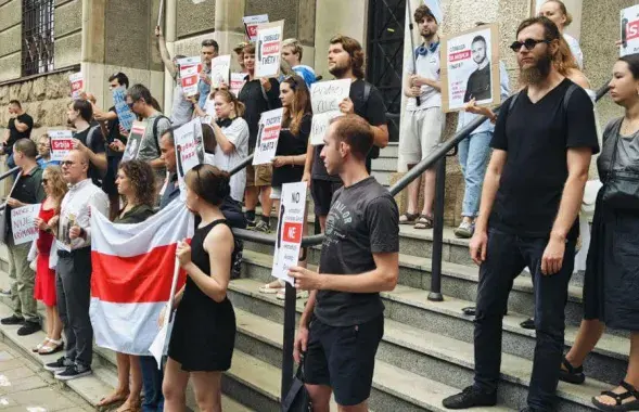 Акция в поддержку Андрея Гнёта возле суда
