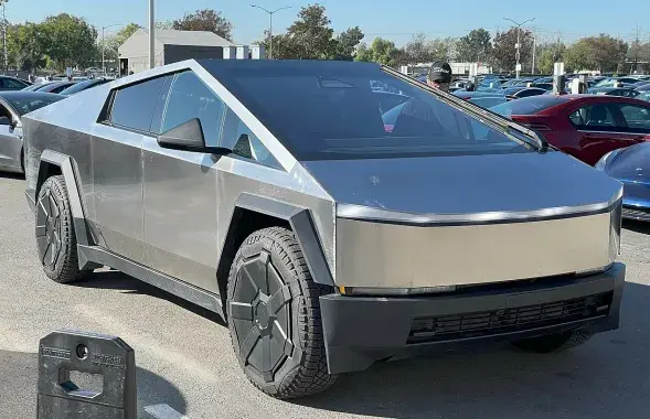 Серийный Cybertruck на парковке завода Tesla во Фремонте
