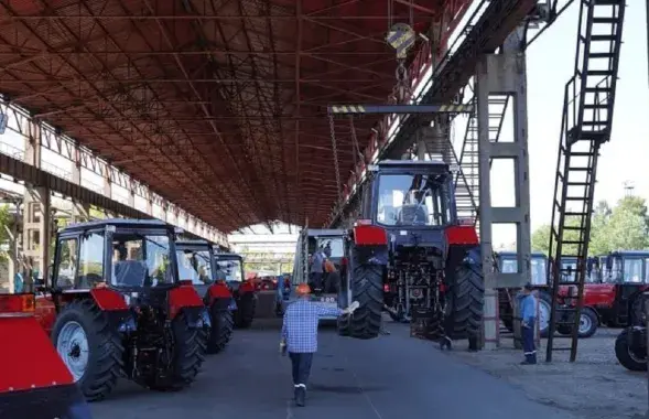 МТЗ отправляет свою продукцию
