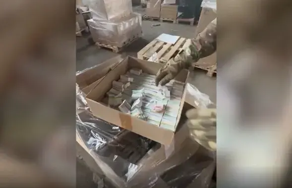 Супрацоўнікі ФСБ на фабрыцы ў Калузе
