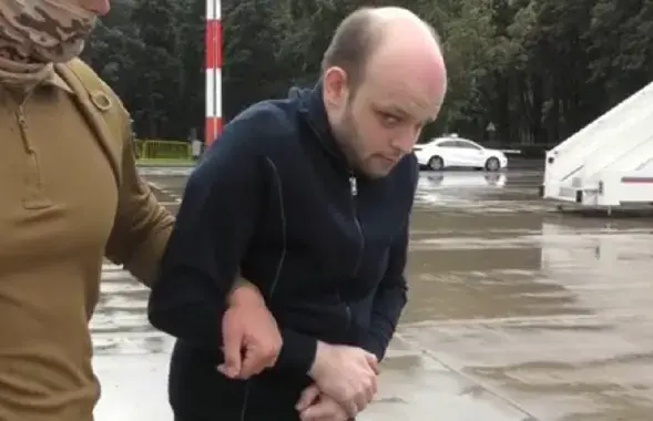Рико Кригер во время посадки в самолет в Москве
