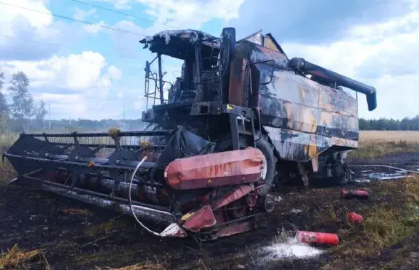 Этот комбайн в августе сгорел на Мядельщине
