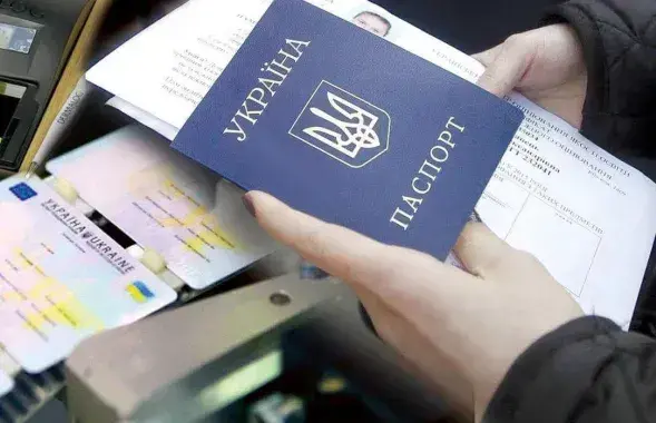 Среди "вещдоков", которые изъяли у задержанного мужчины — паспорта Украины и США.
