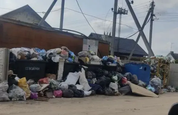 Перапоўненыя смеццевыя кантэйнеры ў Брэсцкім раёне
