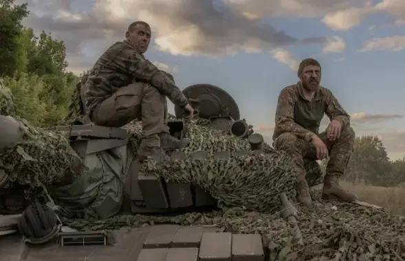 Украинские военнослужащие на танке Т-72 в Сумской области недалеко от границы с Россией, 12 августа 2024 года.&nbsp;
