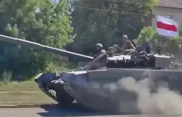 Танк пад БЧБ-сцягам у Курскай вобласці
